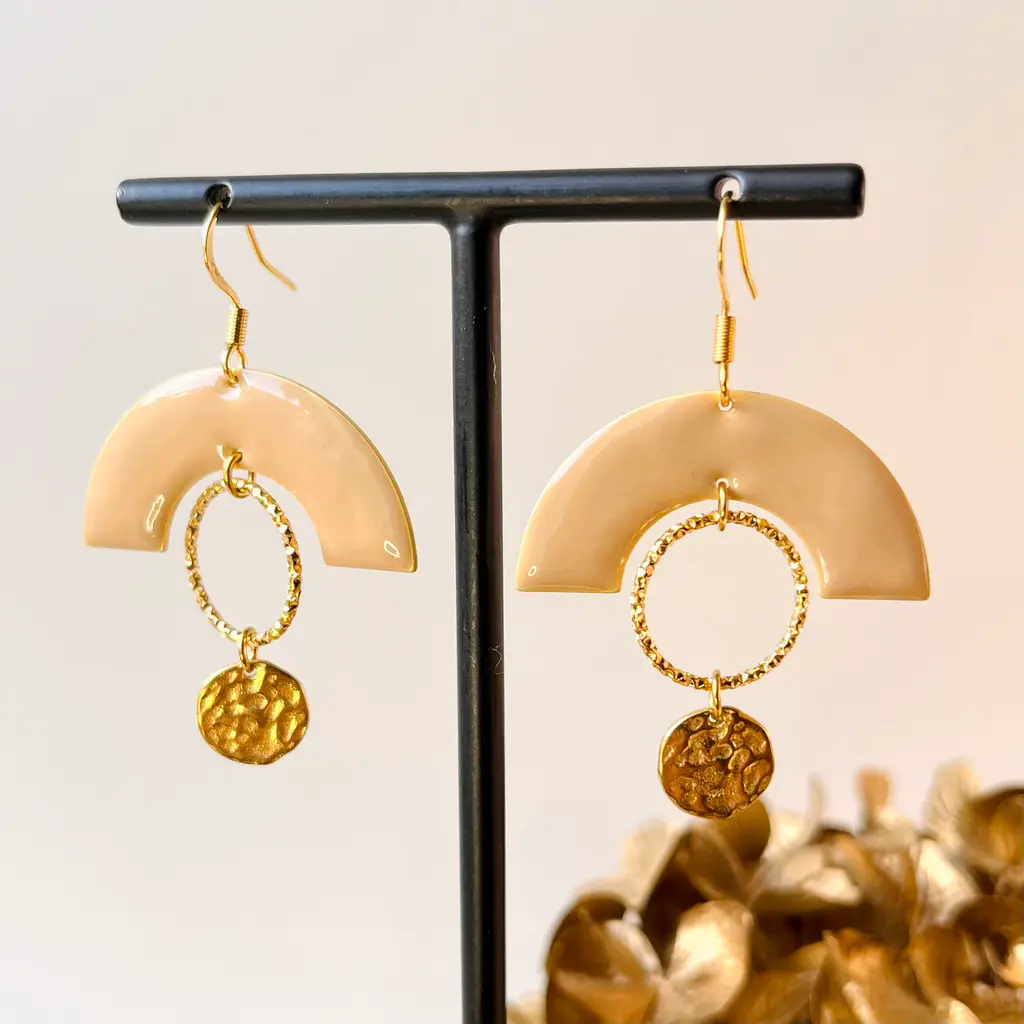 Boucles_Doreilles_Cassiopée_Beige_3.webp