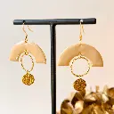 Boucles_Doreilles_Cassiopée_Beige_3.webp
