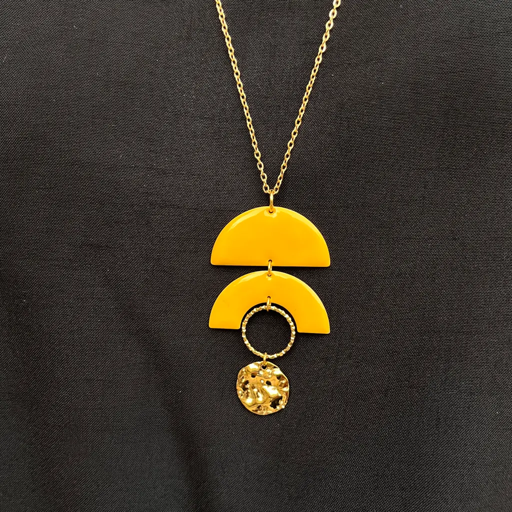 Collier_Sautoir_Cassiopée_Jaune_3.webp
