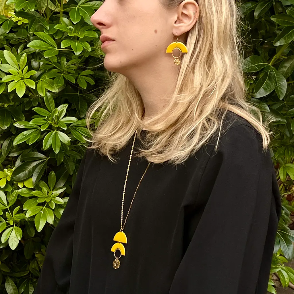 Collier_Sautoir_Cassiopée_Jaune_2.webp